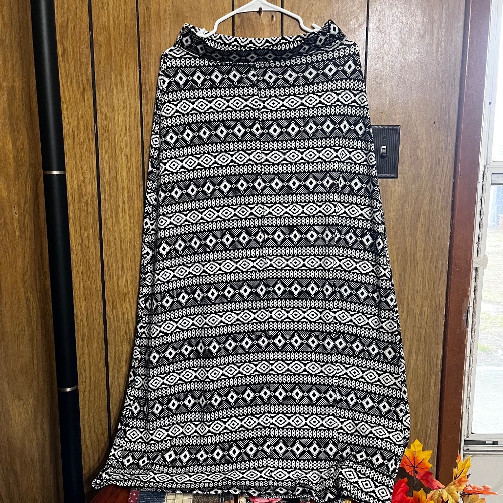 Mascara black and white patterned maxi skirt M size